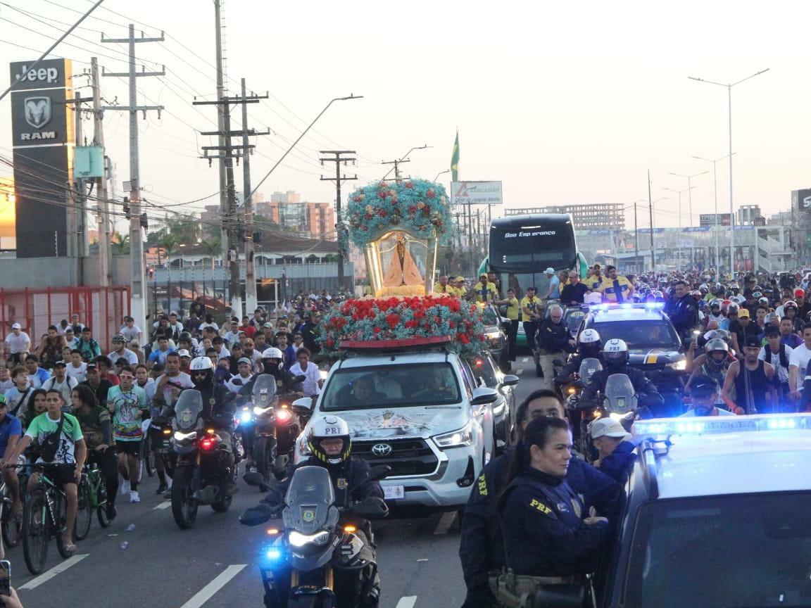 A expectativa da Polícia Rodoviária Federal (PRF) é chegar a Icoaraci por volta das 9h, quando será realizado o Círio Fluvial